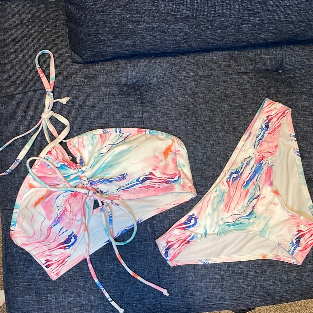 Bikini set 👙🌊 top worn once bottoms unworn